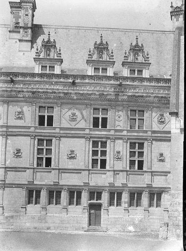 Partie à droite de la tourelle de l'escalier d'honneur de la façade sur cour de l'aile François Ier