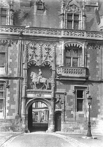 Entrée de l'aile Louis XII avec statue équestre