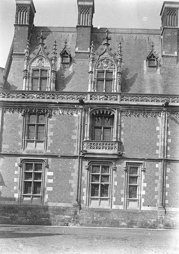 Fenêtres de la façade à gauche de l'entrée de l'aile Louis XII