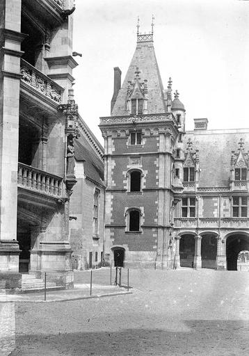 Bâtiment de l'escalier de la façade sur cour de l'aile Louis XII, vu de l'aile Gaston d'Orléans