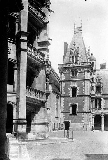 Bâtiment de l'escalier de la façade sur cour de l'aile Louis XII, vu de l'aile Gaston d'Orléans