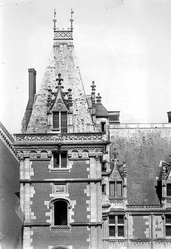 Bâtiment de l'escalier de la façade sur cour de l'aile Louis XII, vu de face