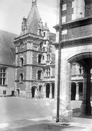 Bâtiment de l'escalier de la façade sur cour de l'aile Louis XII, vu de l'angle opposé