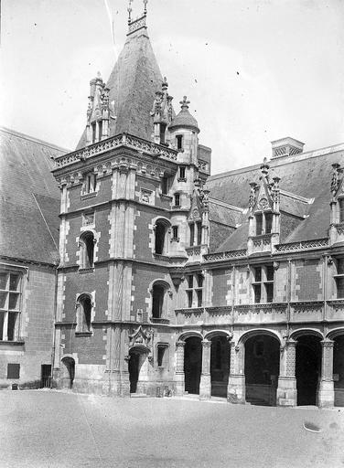 Bâtiment de l'escalier de la façade sur cour de l'aile Louis XII, vu de l'angle opposé