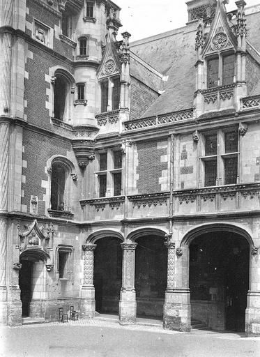 Angle du bâtiment de l'escalier vu de la colonnade de la façade sur cour de l'aile Louis XII