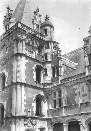 Etage supérieur du bâtiment de l'escalier de la façade sur cour de l'aile Louis XII