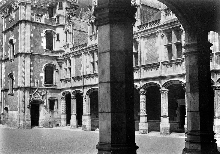 Bâtiment de l'escalier de la façade sur cour de l'aile Louis XII, vu de la colonnade de l'aile en retour