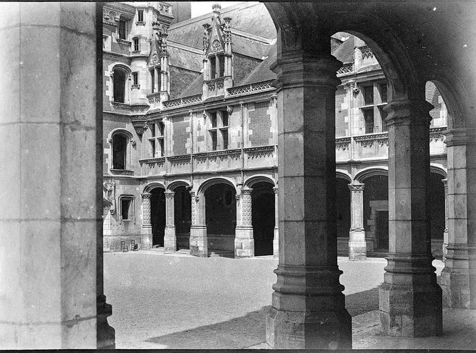 Façade sur cour de l'aile Louis XII