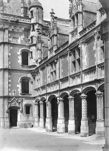 Colonnade de la façade sur cour de l'aile Louis XII, vue en enfilade vers le bâtiment de l'escalier