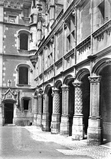 Façade sur cour de l'aile Louis XII