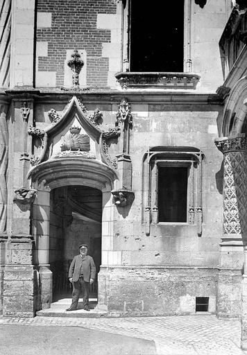 Entrée de l'escalier de la façade sur cour de l'aile Louis XII