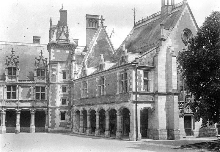 Façade sur cour de l'aile en retour et de la chapelle, vue de l'aile Gaston d'Orléans