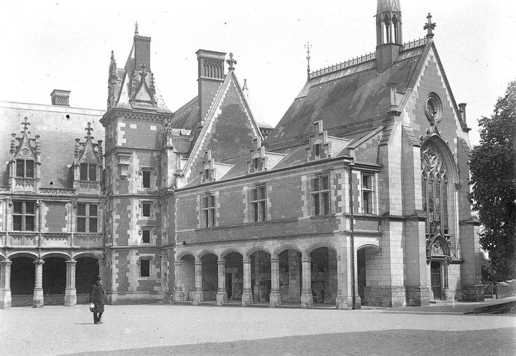 Façade sur cour de l'aile en retour et de la chapelle, vue de l'aile Gaston d'Orléans