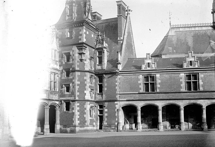 Façade sur cour de l'aile en retour et de la chapelle, vue de l'aile François Ier