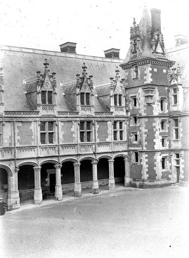 Partie droite de la façade sur cour de l'aile Louis XII, vue de l'aile François Ier