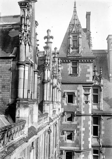 Lucarnes vues en enfilade de la façade sur cour de l'aile Louis XII