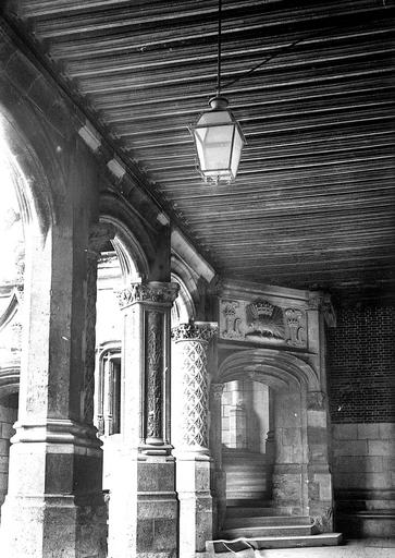 Intérieur de la colonnade de l'aile Louis XII vers l'escalier