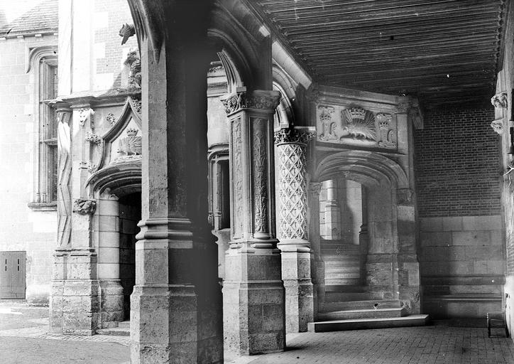 Portes aux armes de Louis XII à l'intérieur de la colonnade de l'aile Louis XII vers l'escalier