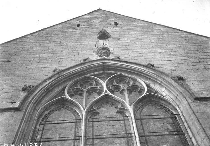 Fenêtre et pignon de la façade sud du bras du transept