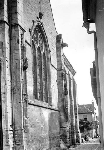 Fenêtre et pignon de la façade sud du bras du transept vus de l'ouest