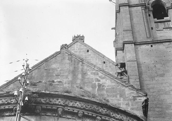 Décrochement des toits de la nef, du choeur et de l'abside ; frise de l'abside