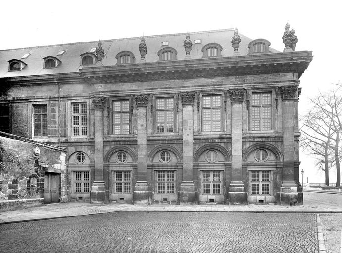 Façade sur le quai