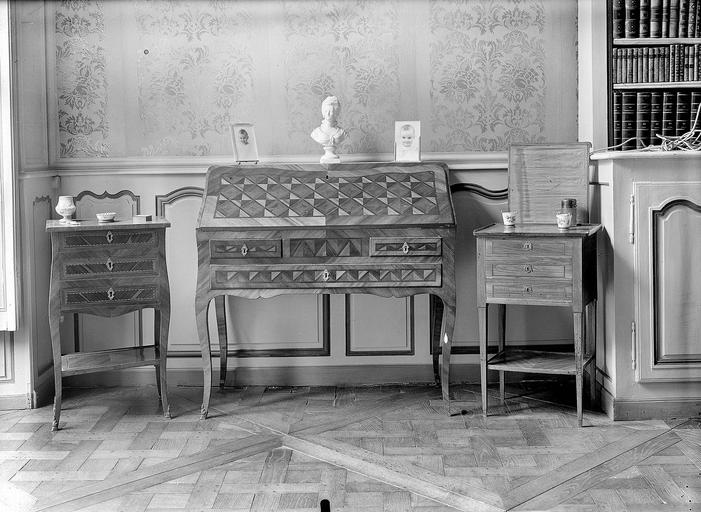 Bureau Louis XV du salon - © Ministère de la Culture (France), Médiathèque du patrimoine et de la photographie, diffusion RMN-GP