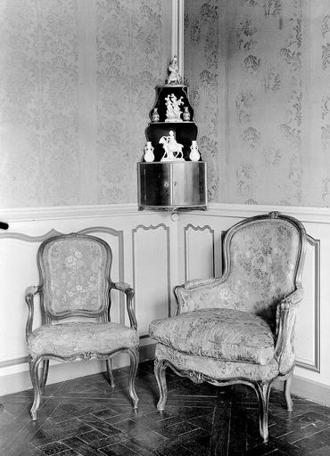 Encoignure, bergère et fauteuil Louis XV - © Ministère de la Culture (France), Médiathèque du patrimoine et de la photographie, diffusion RMN-GP