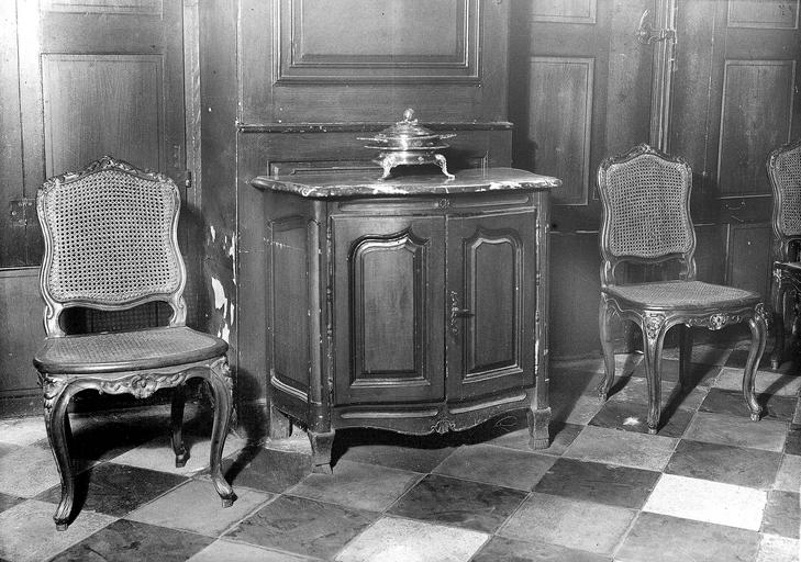 Petit buffet et chaises de la salle à manger - © Ministère de la Culture (France), Médiathèque du patrimoine et de la photographie, diffusion RMN-GP