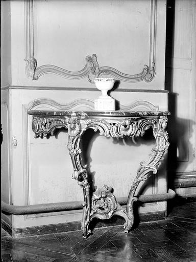 Console Louis XV en bois doré du 1er étage - © Ministère de la Culture (France), Médiathèque du patrimoine et de la photographie, diffusion RMN-GP