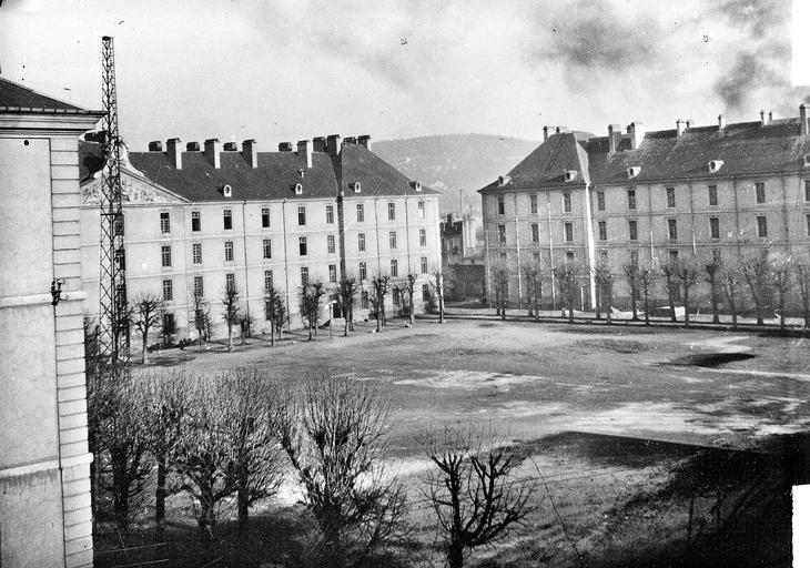 Façades de deux bâtiments sur la cour