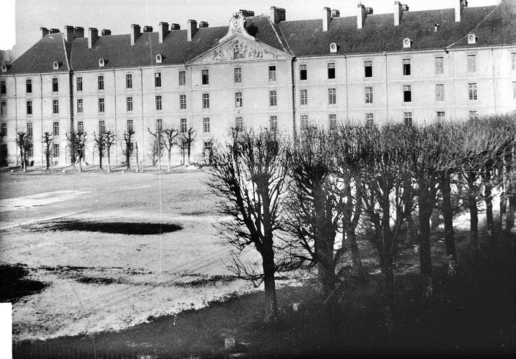 Façade sur la cour