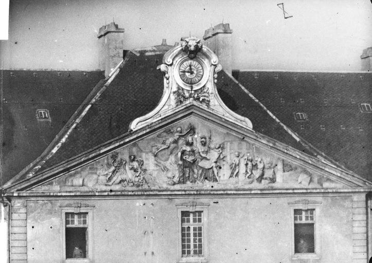 Détail de la façade : le fronton