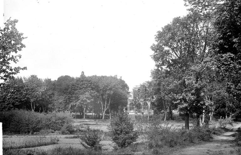 Vue partielle de la façade donnant sur le parc