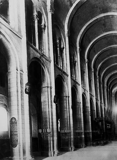 Vue intérieure de la nef : Grandes arcades côté nord