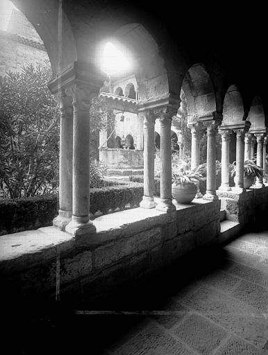 Cloître : Galerie est