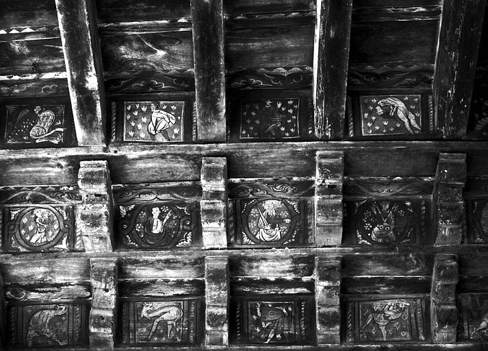 Cloître : Boiseries et peintures des solives sur le plafond d'une galerie