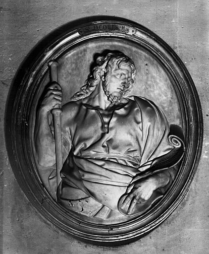 médaillon en bas-relief appartenant à une série de 12 médaillons : saint Jacques le Majeur