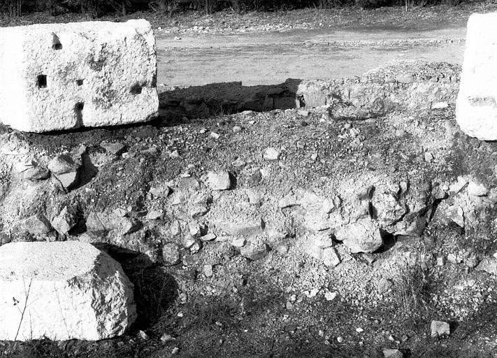 Traces d'un mur dans le sol