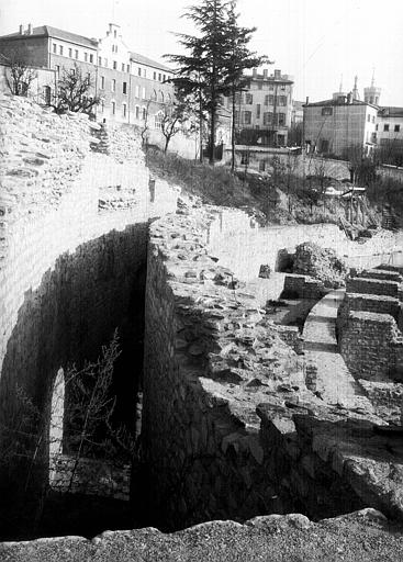 Théâtre : Murs de soutènement des gradins supérieurs