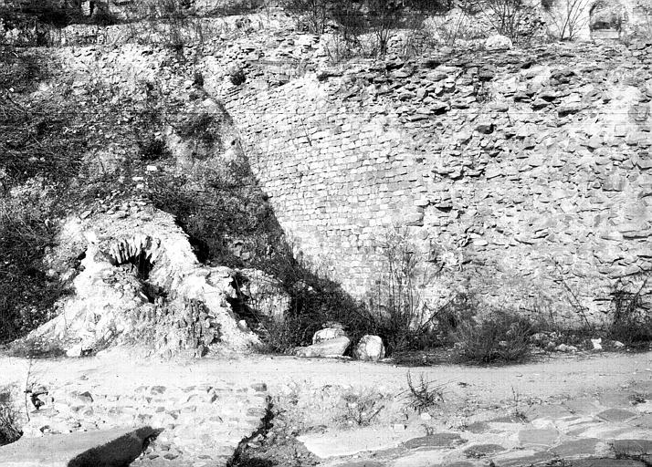 Théâtre : Mur ouest de l'édifice, l'égoût et la route pavée