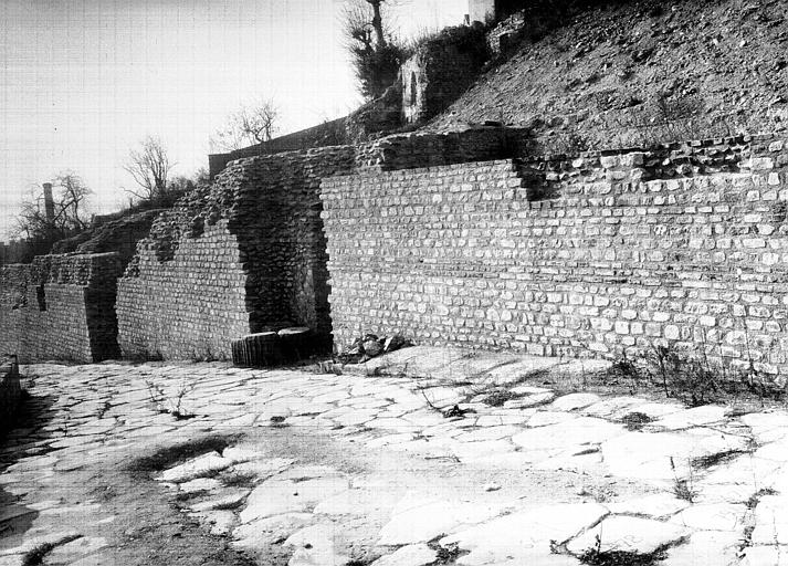 Voie dallée et monument à l'ouest du théâtre