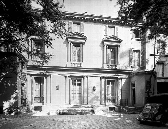 Façade sur la cour d'entrée