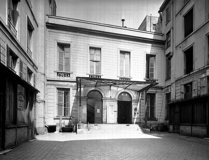 Façade sur la cour d'entrée