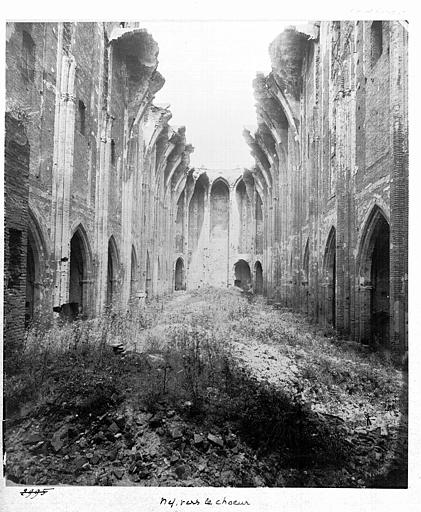 Vue intérieure de la nef vers le choeur (voûte effondrée)