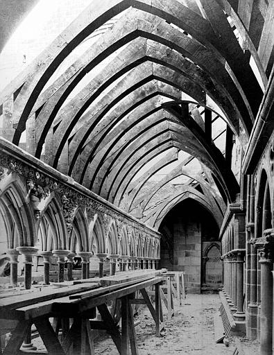 Cloître :  vue intérieure d'une galerie pendant la réfection des charpentes