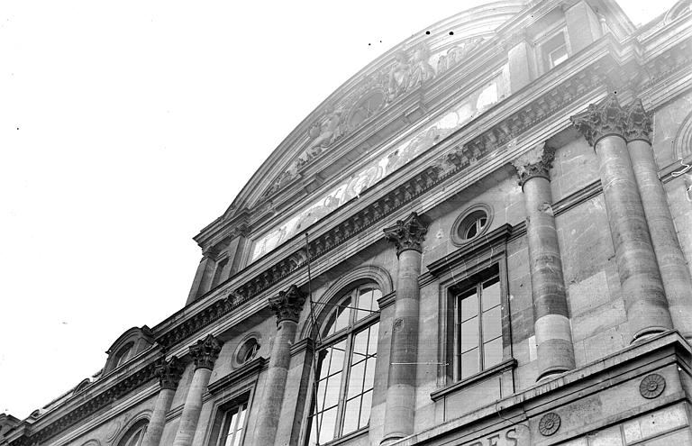 Façade : Fronton vu en contre-plongée