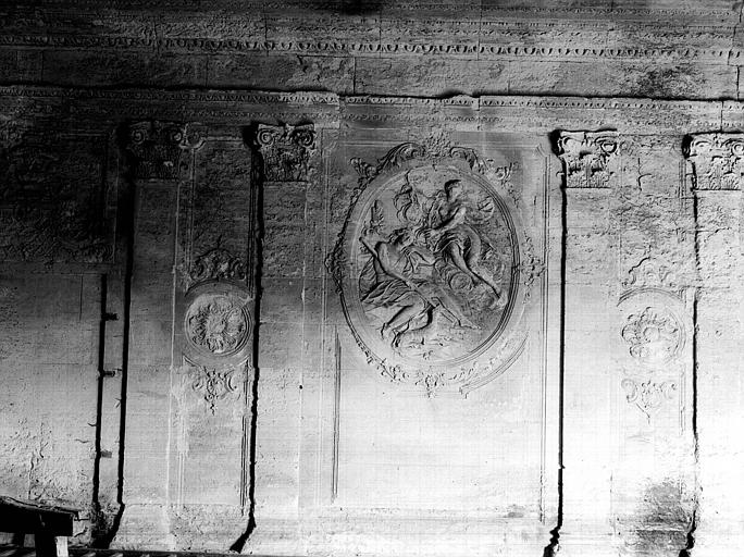 Décor mural : Bas-relief en médaillon et pilastres