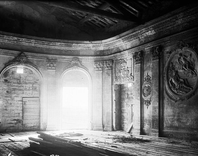 Vue intérieure d'une salle décorée de bas-relief en médaillon et de pilastres