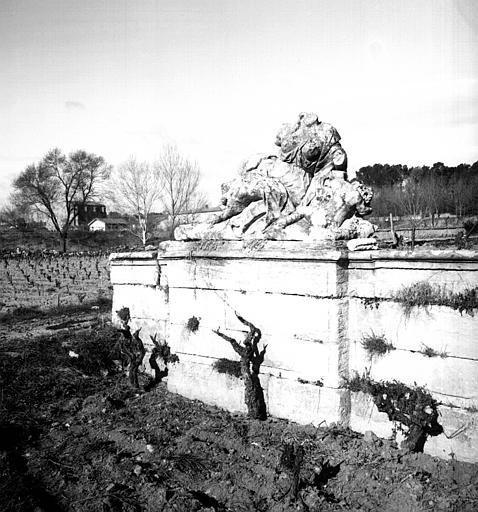 Angle sud de la terrasse supérieure : Groupe de marbre